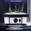 Vibratory粉碎机 with water splashes on a dark background, featuring branding text.